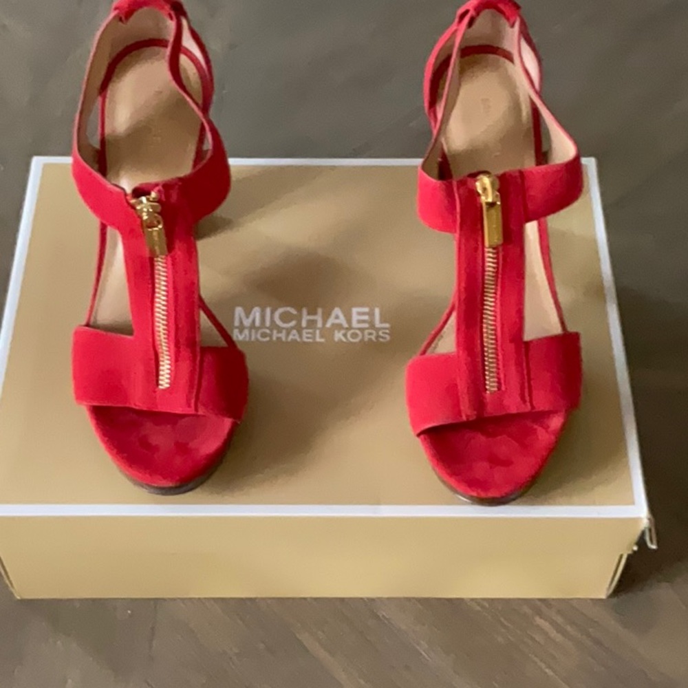 MICHAEL MICHAEL KORS BERKLEY SUEDE CORAL REEF size 8.5. Like new, worn twice.